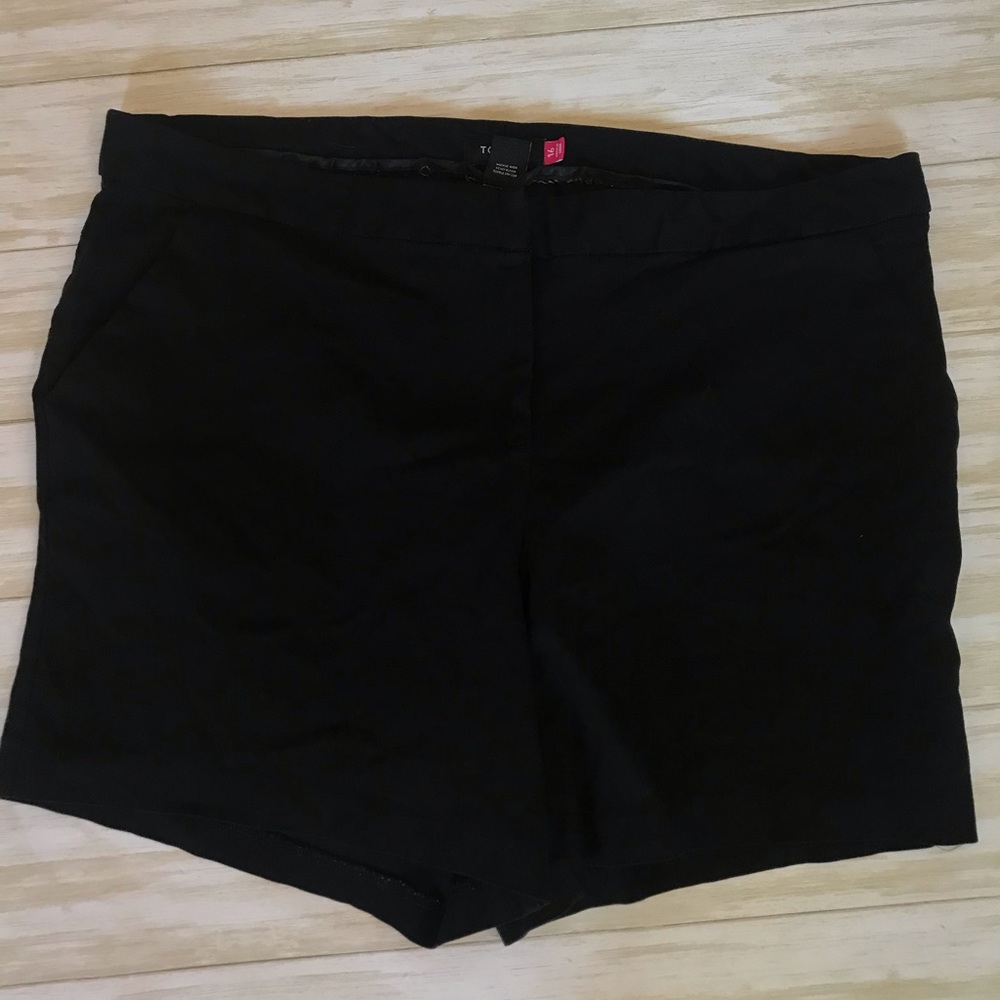 Preowned Torrid Black Shorts Size 16 5.5 inch seam.